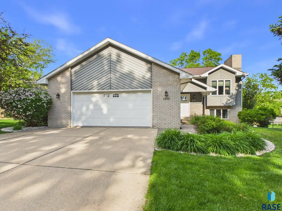 3609 S Anita Ave, Sioux Falls, SD 57103 - #1