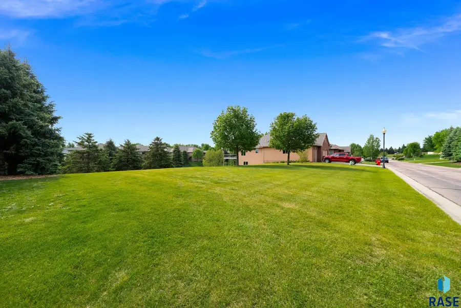 5704 S Lazy Ridge Pl, Sioux Falls, SD 57108 - #2