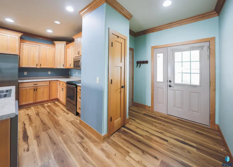 5011 Sunset Blvd, Madison, SD 57042 - #2