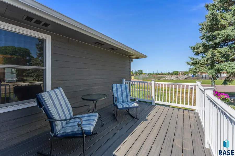 108 N Maple Ave, Brandon, SD 57005 - #2