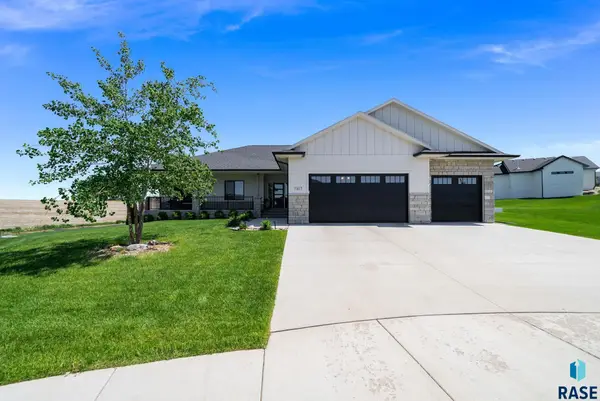 7317 E Misty Knoll Cir, Sioux Falls, SD 57110