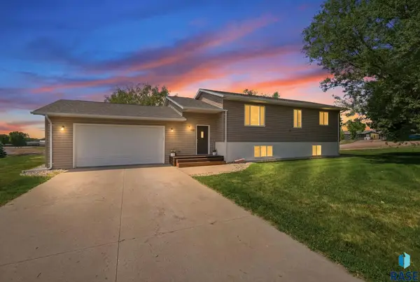 400 Sunrise Cir, Garretson, SD 57030