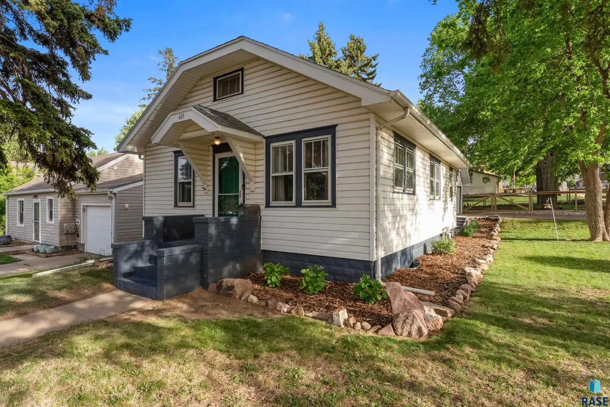 601 E 18th St, Sioux Falls, SD 57105 - #1