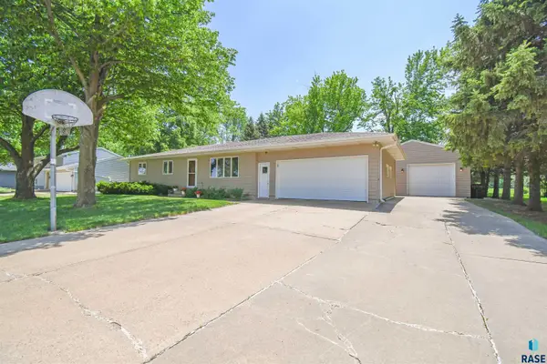8317 W 42nd St, Sioux Falls, SD 57106