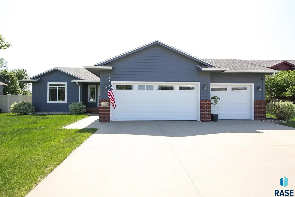 809 Honeysuckle Dr, Harrisburg, SD 57032 - #1