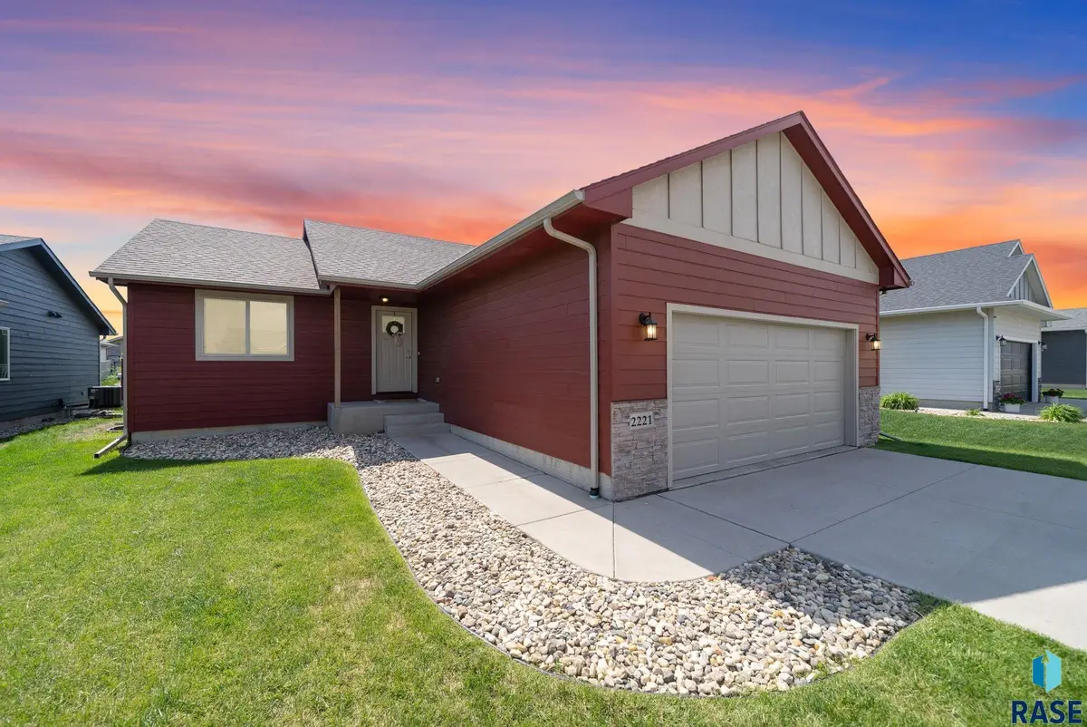 2221 S Creekview Ave, Sioux Falls, SD 57106 - #1