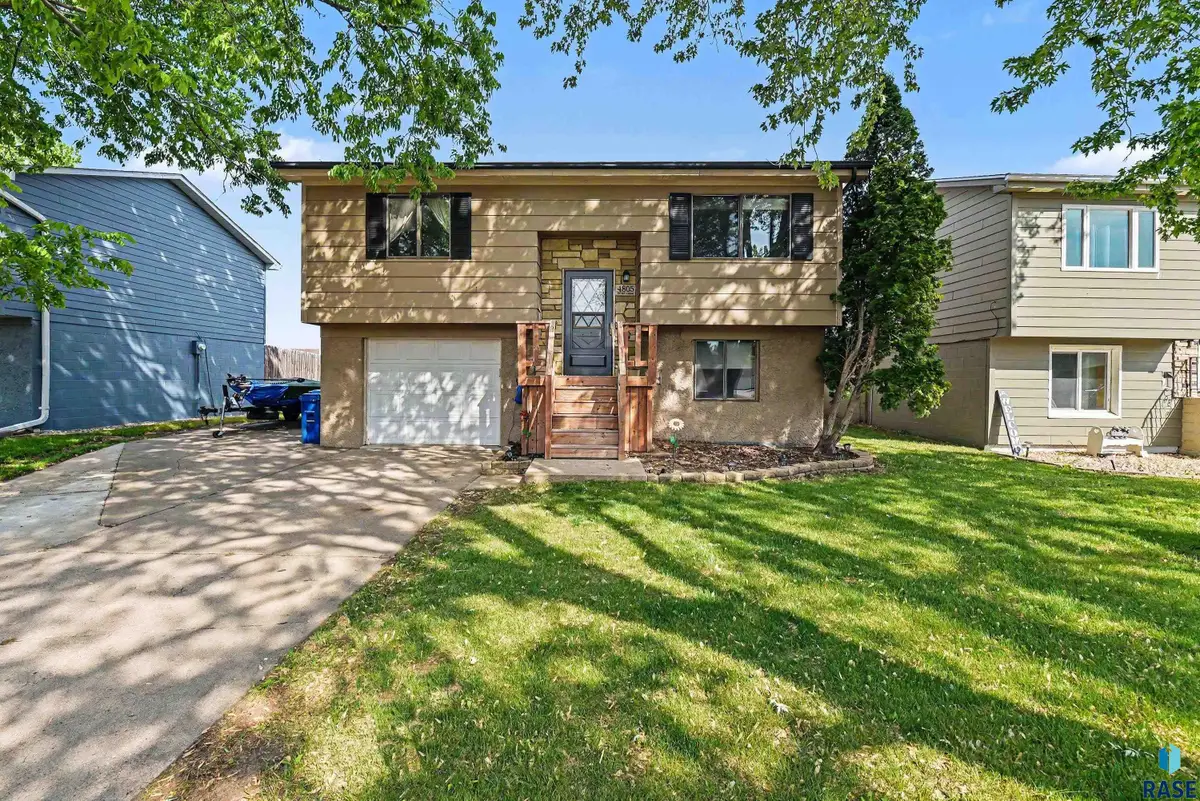 4805 W Saint James Dr, Sioux Falls, SD 57106 - #1