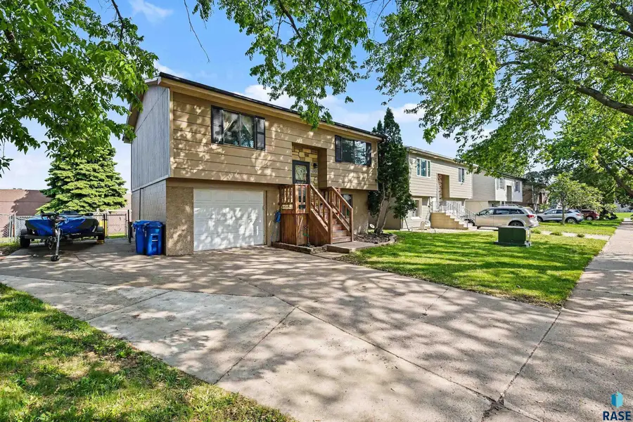 4805 W Saint James Dr, Sioux Falls, SD 57106 - #2