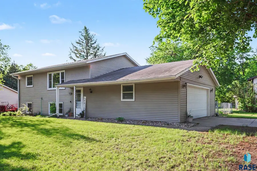 3936 S Morrow Dr, Sioux Falls, SD 57106 - #2