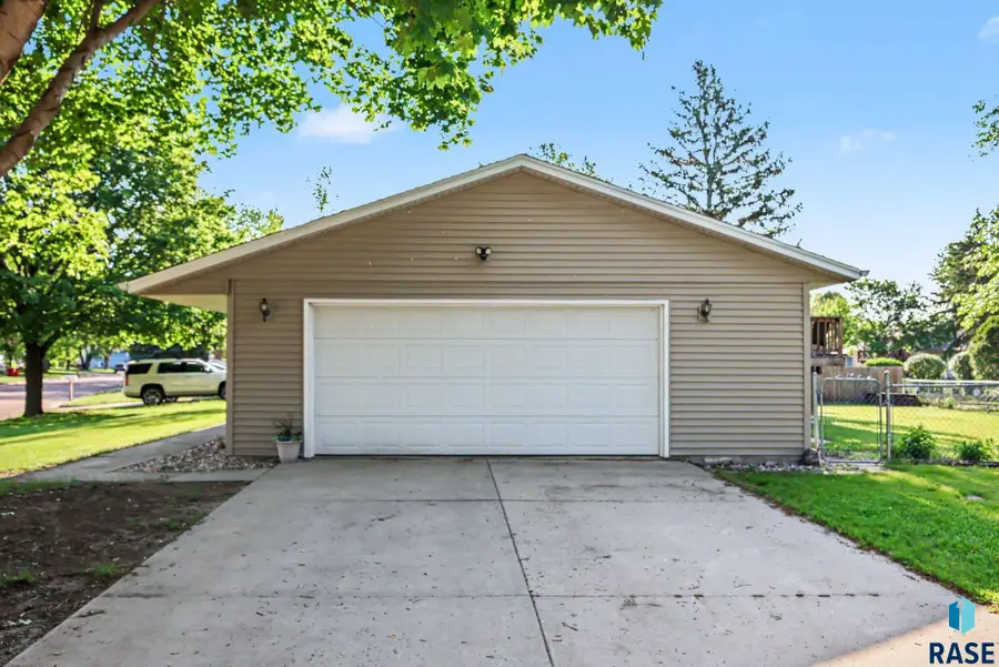 3936 S Morrow Dr, Sioux Falls, SD 57106 - #3