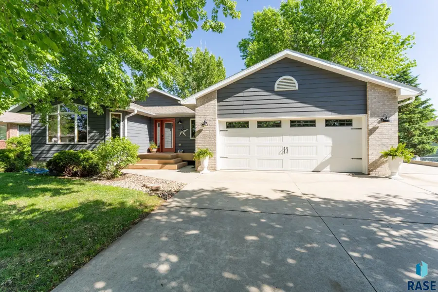 200 E 9th St, Crooks, SD 57020 - #2