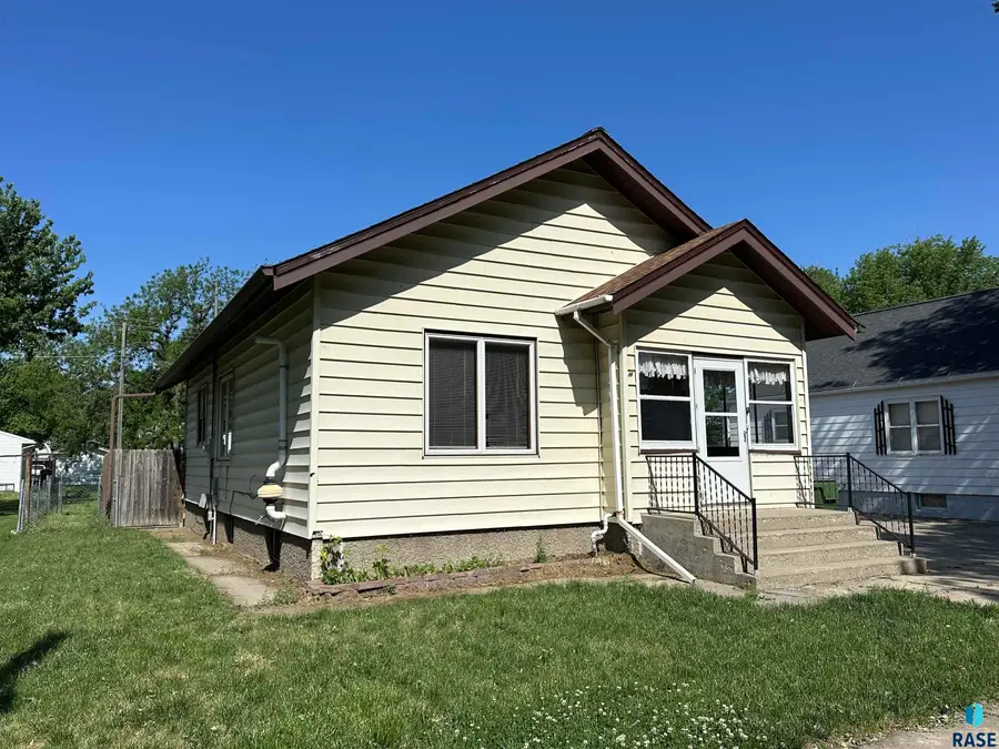 533 S Poplar St, Freeman, SD 57029 - #2