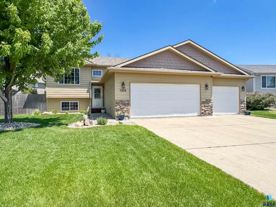 1324 W Meadowbrook Trl, Brandon, SD 57005 - #2