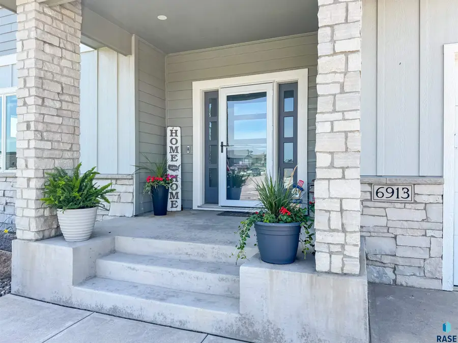 6913 E 37th St, Sioux Falls, SD 57110 - #2