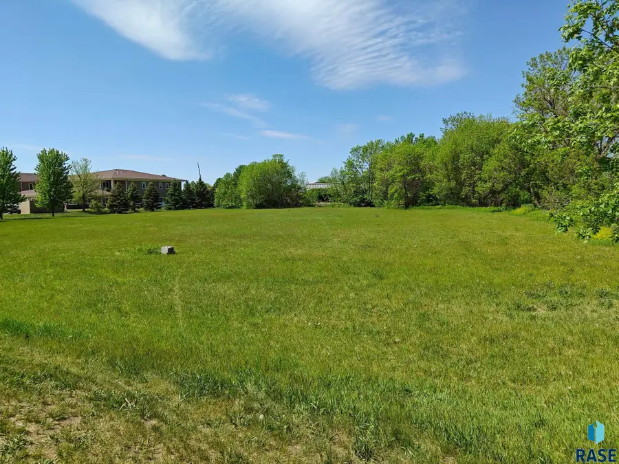 1300 W 51 St, Sioux Falls, SD 57105 - #2