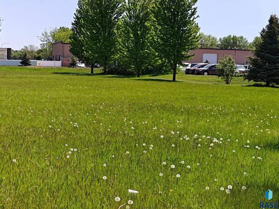1300 W 51 St, Sioux Falls, SD 57105 - #3