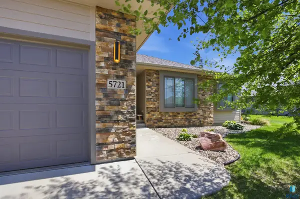 5721 E Robin Oak Cir, Sioux Falls, SD 57110