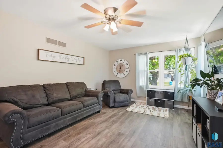 117 W 42nd St, Sioux Falls, SD 57105 - #3