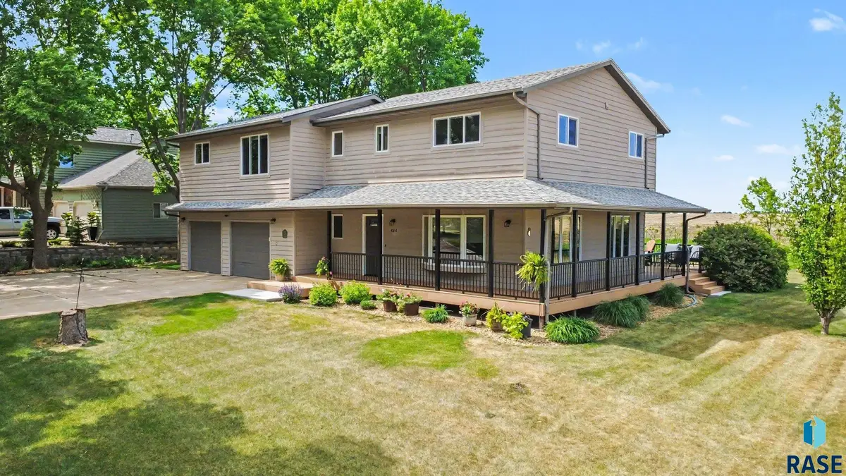 404 Cedar Ct, Madison, SD 57042 - #1