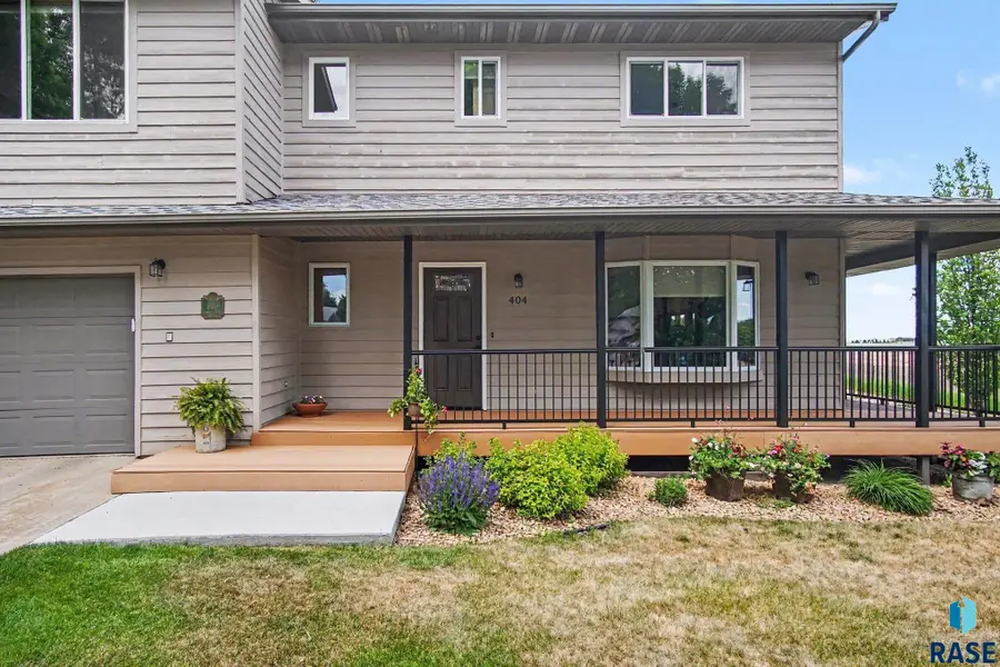 404 Cedar Ct, Madison, SD 57042 - #3