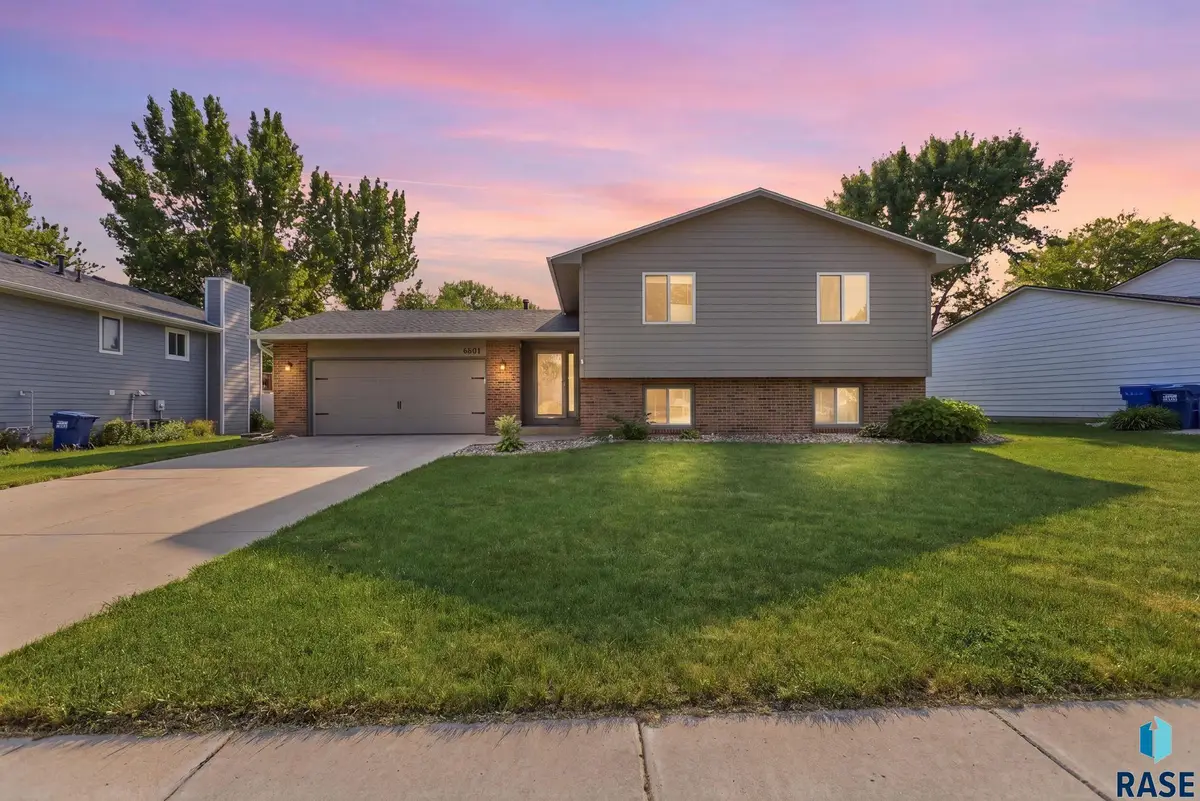 6601 W 32nd St, Sioux Falls, SD 57106 - #1