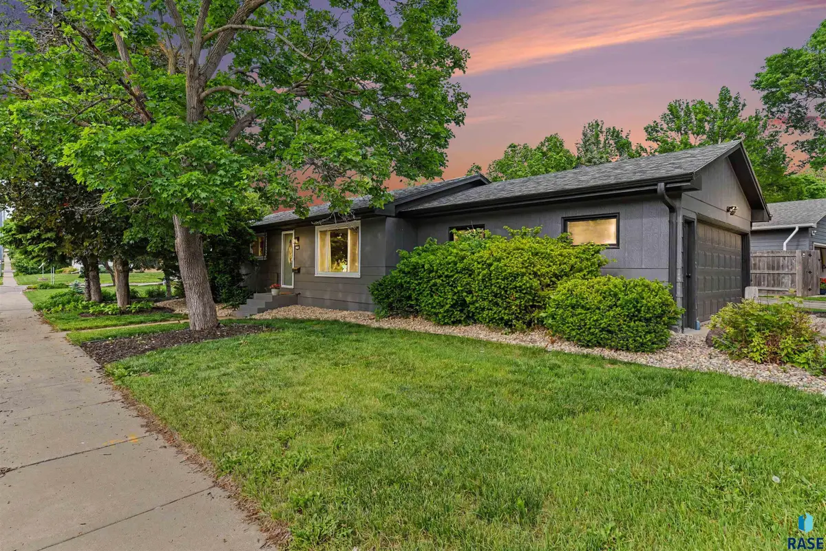 2104 S Kiwanis Ave, Sioux Falls, SD 57105 - #1
