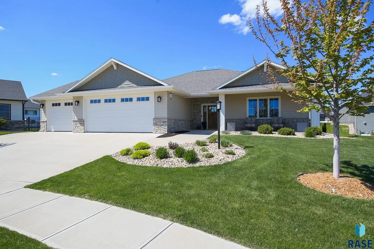 6704 E Spitfire Cir, Sioux Falls, SD 57110 - #1