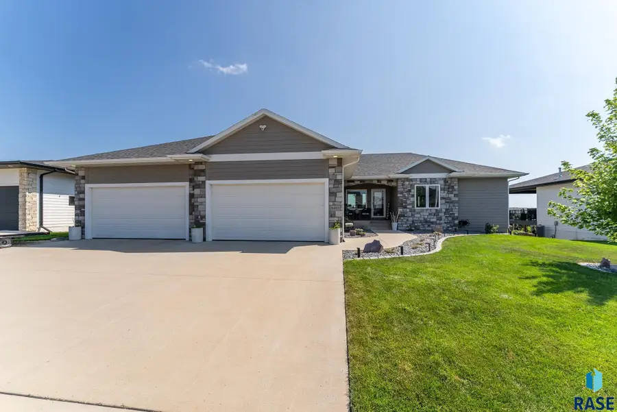 8401 E Roughlock St, Sioux Falls, SD 57110 - #2