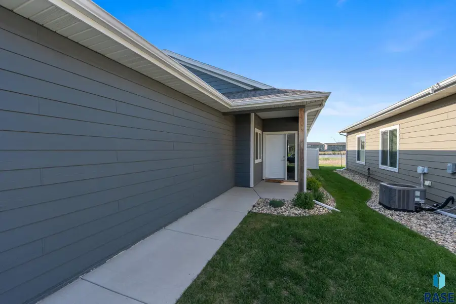 4500 E Leubecher Pl, Sioux Falls, SD 57108 - #3