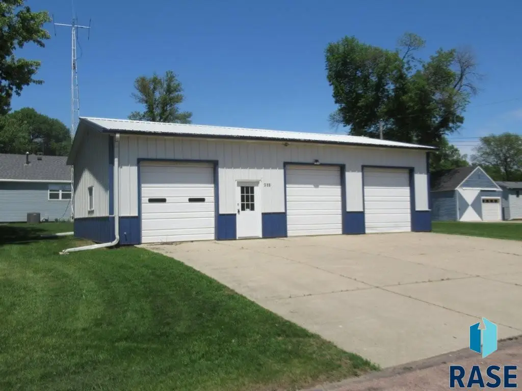 129 S Summit Ave, Hills, MN 56138 - #1