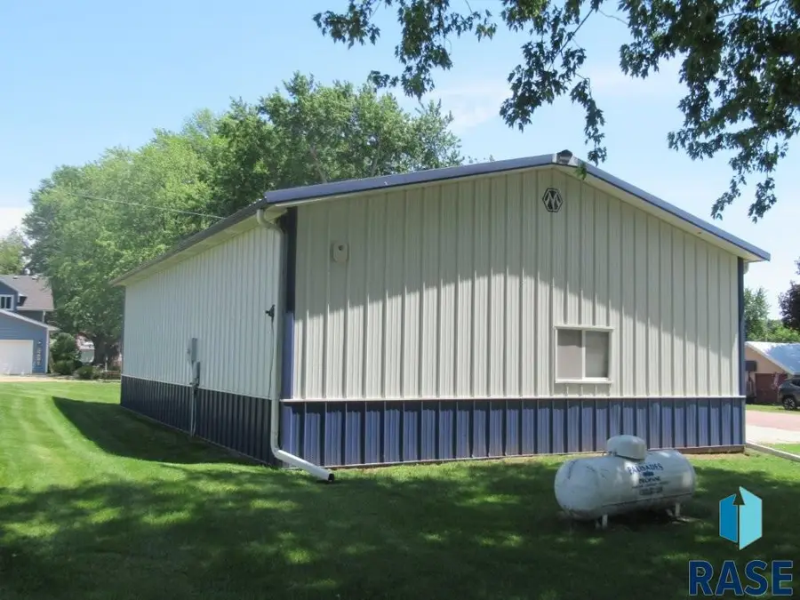 129 S Summit Ave, Hills, MN 56138 - #3