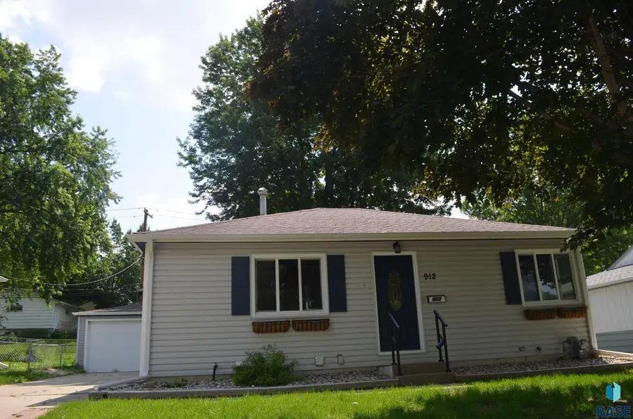 912 S Cloudas Ave, Sioux Falls, SD 57103 - #2