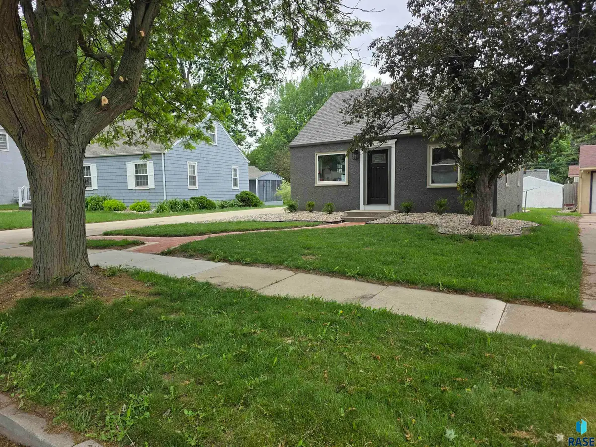 909 S Garfield Ave, Sioux Falls, SD 57104 - #1