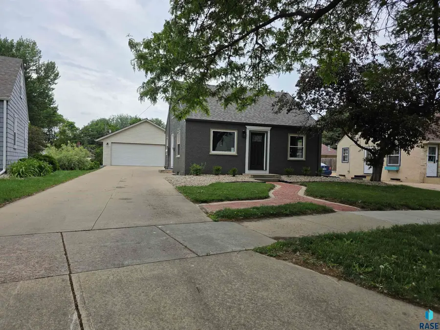 909 S Garfield Ave, Sioux Falls, SD 57104 - #2