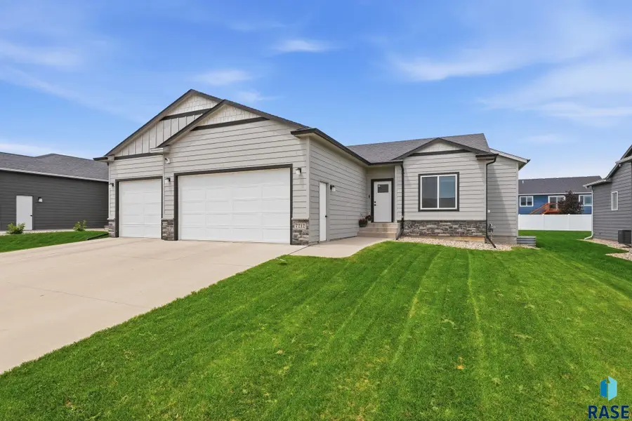 7212 E 49th St, Sioux Falls, SD 57110 - #2
