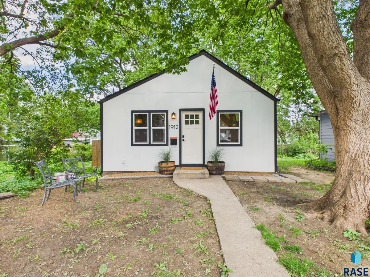 1912 S Duluth Ave, Sioux Falls, SD 57105 - #1