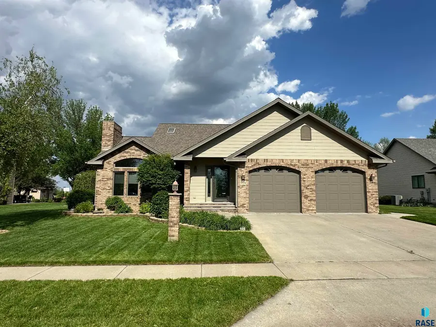 904 S Stadium Dr, Freeman, SD 57029 - #2