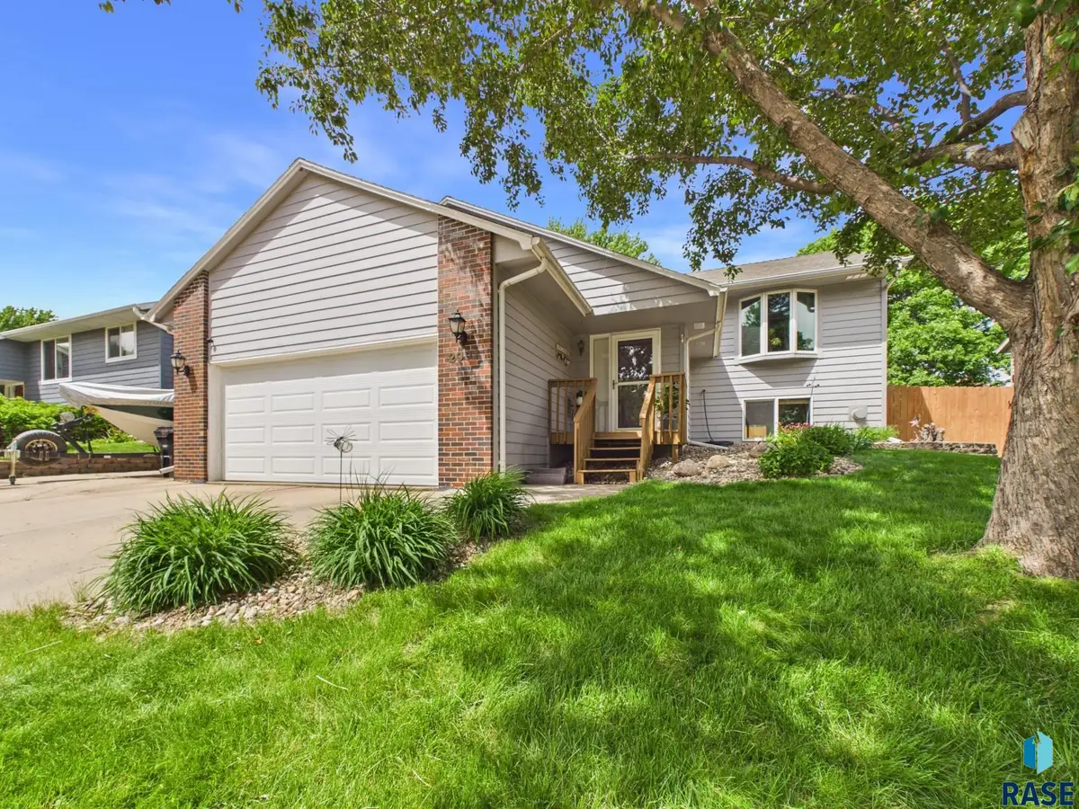 2001 S Gordon Dr, Sioux Falls, SD 57110 - #1