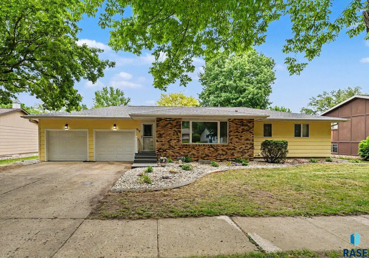 912 NE 9th St, Madison, SD 57042 - #1