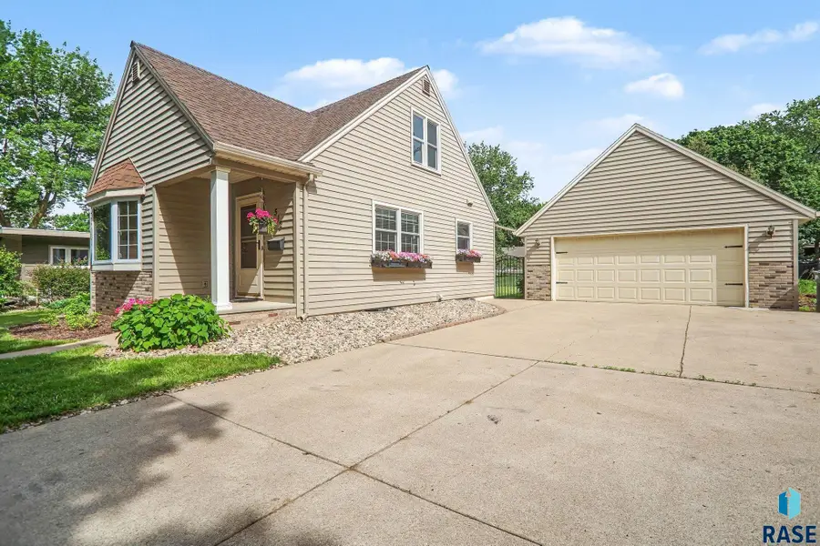 512 W Crawford St, Luverne, MN 56156 - #2