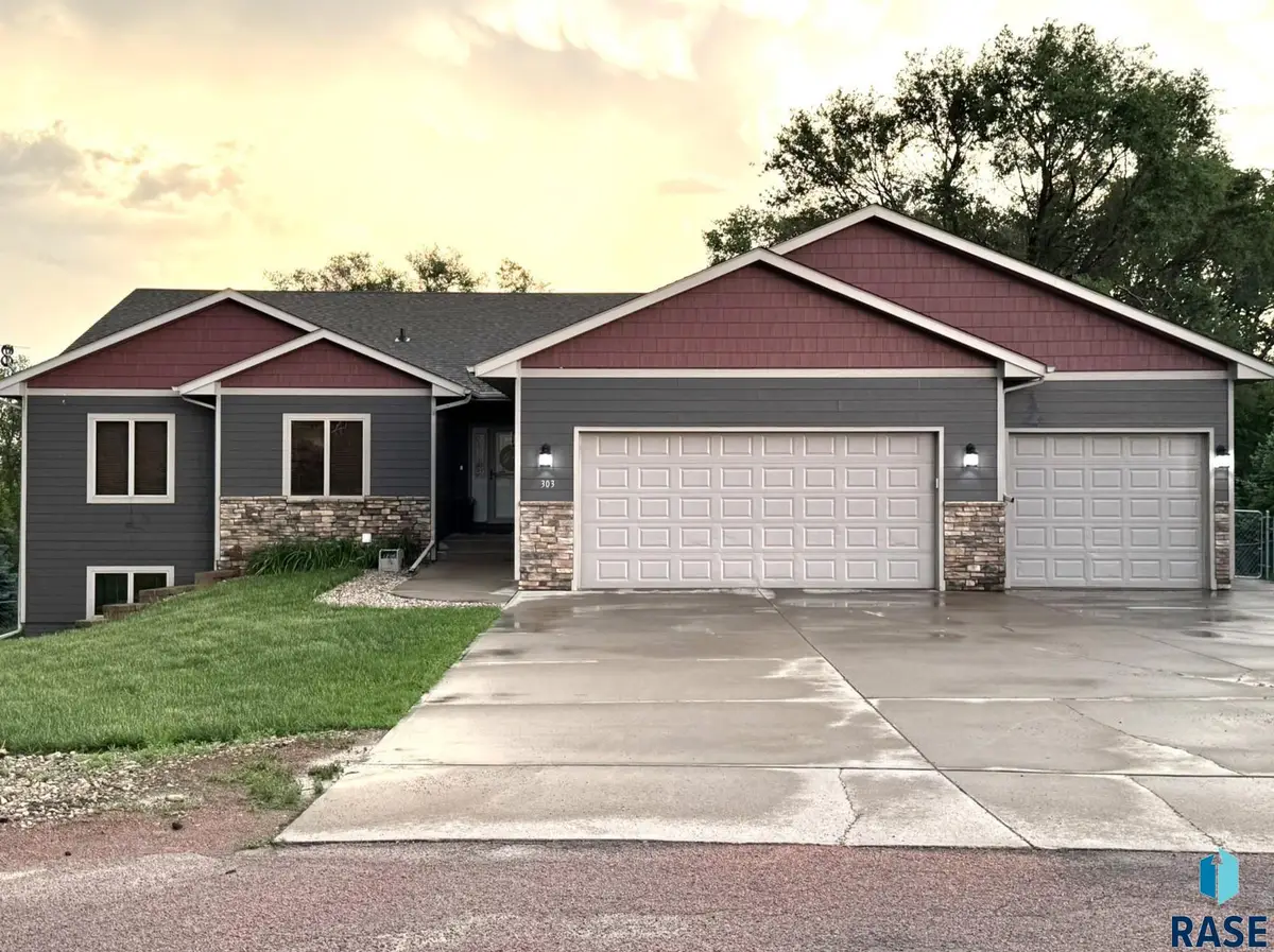 303 Meadowlark Ln, Montrose, SD 57048 - #1