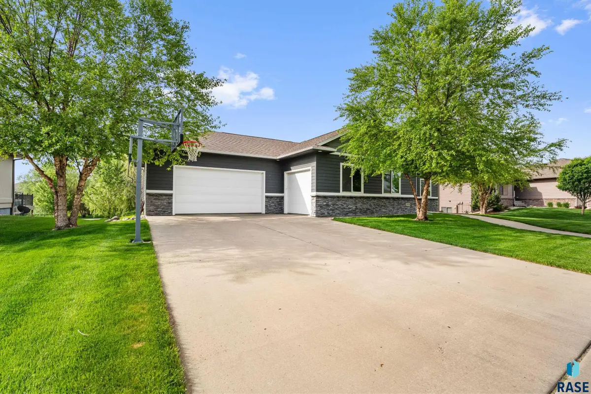 2805 W 95th St, Sioux Falls, SD 57108 - #1