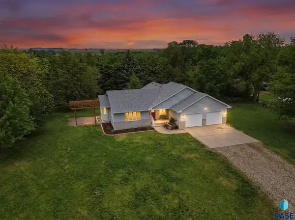 685 W Sanborn St, Parker, SD 57053