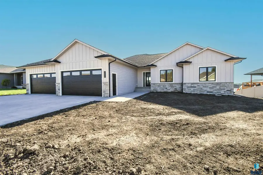 1612 N Notley Ct, Sioux Falls, SD 57110 - #2