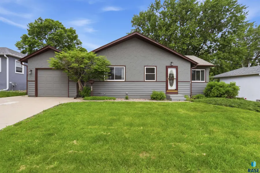 921 S Marday Ave, Sioux Falls, SD 57103 - #2