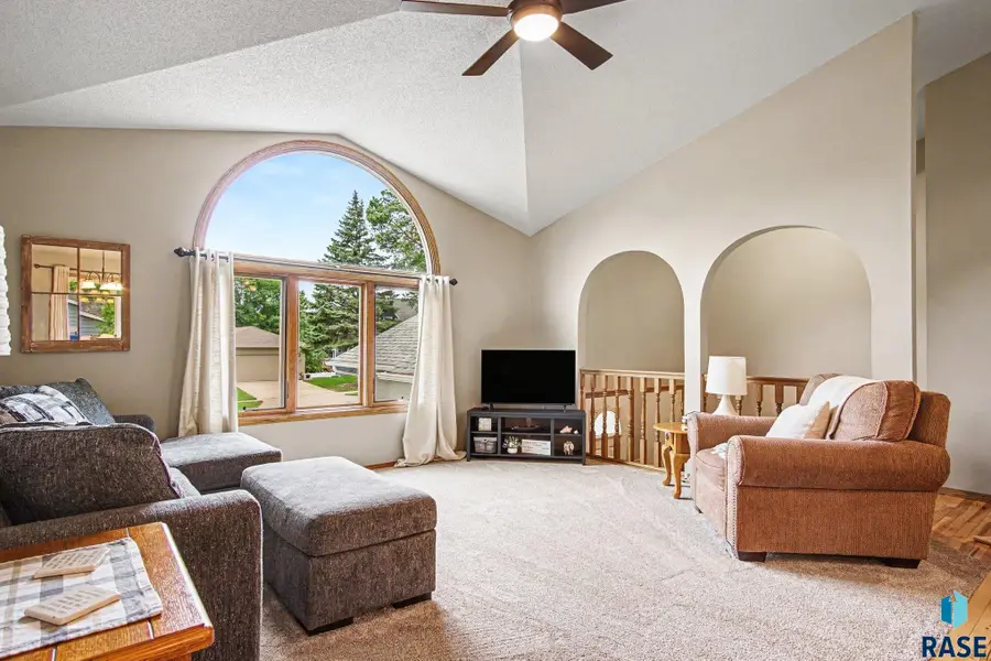 2500 S Pepper Ridge Ave, Sioux Falls, SD 57103 - #2