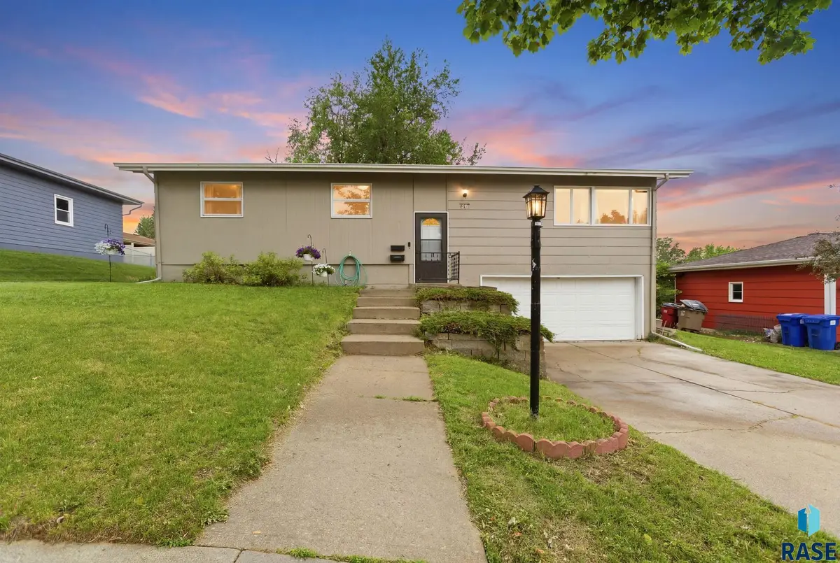 2313 E 17th St, Sioux Falls, SD 57103 - #1