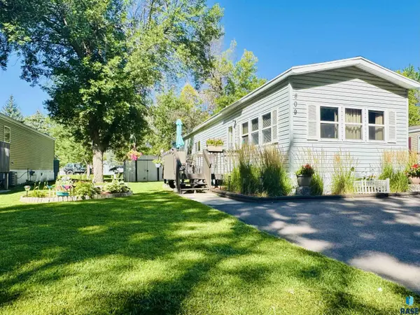 809 S Gina Pl, Sioux Falls, SD 57106