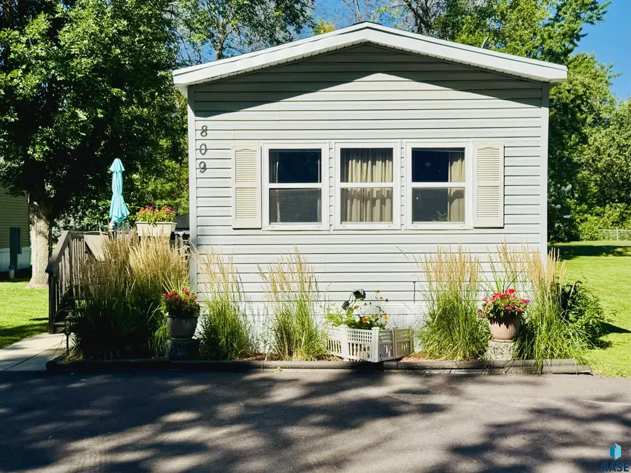 809 S Gina Pl, Sioux Falls, SD 57106 - #2