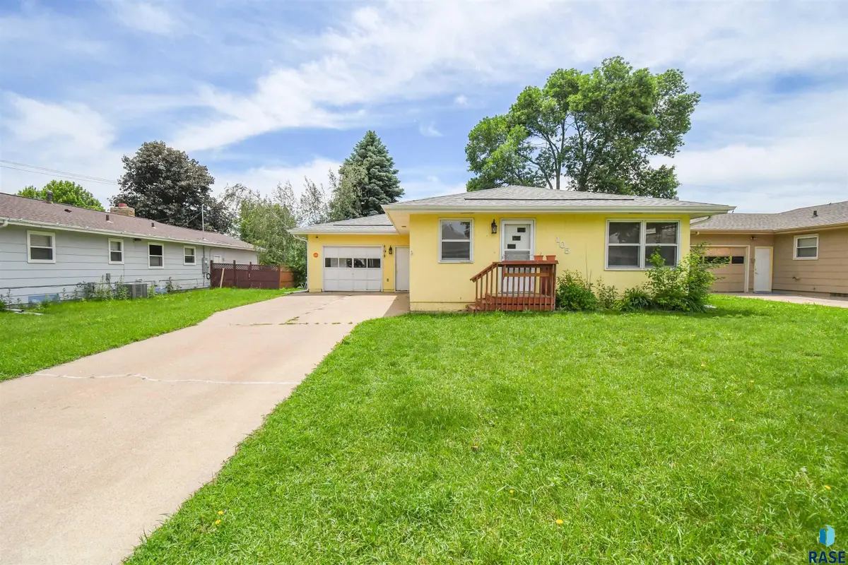 105 W 42nd St, Sioux Falls, SD 57105 - #1